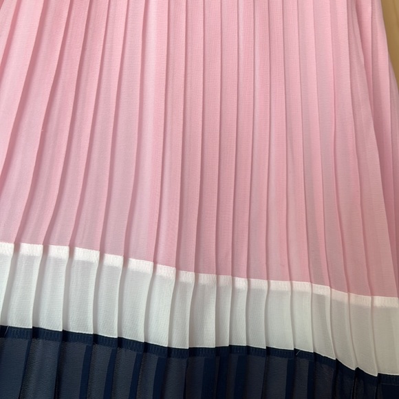 Pleated dress with flower - Picture 2 of 2